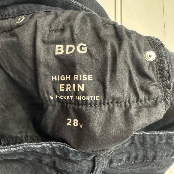 BDG Urban Outfitters Sz 28W Black High Rise Erin 5 Pocket Shortie Denim Shorts - Picture 2 of 6
